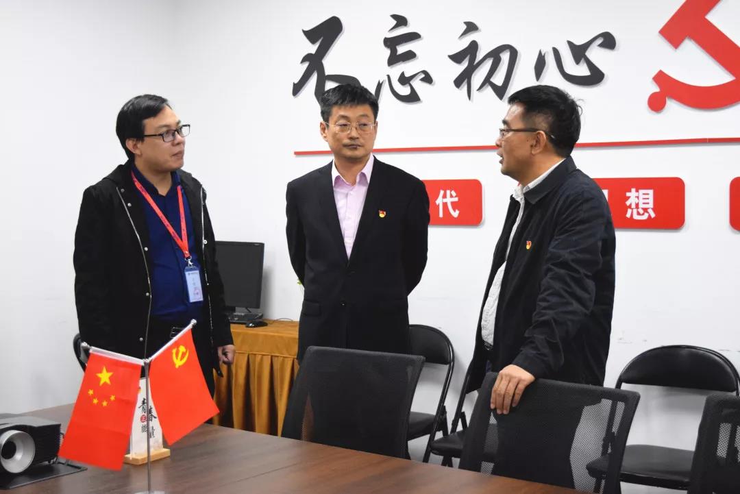 中共安陽市委網(wǎng)信辦主任路玉軍、副主任王曉萌等一行人蒞臨安陽青峰網(wǎng)絡指導工作
