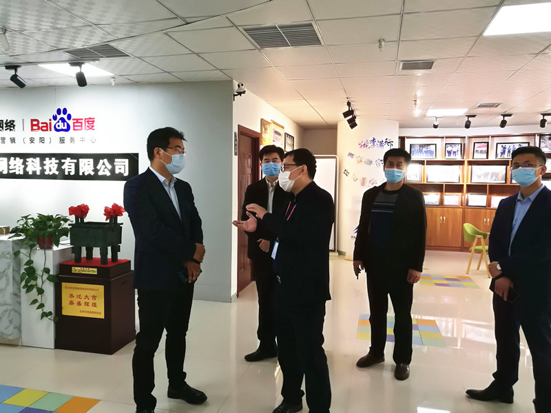 安陽市商務(wù)局副局長張躍勇，攜同天津伍創(chuàng)電子商務(wù)有限公司李富民一行蒞臨安陽青峰網(wǎng)絡(luò)參觀指導(dǎo)??！